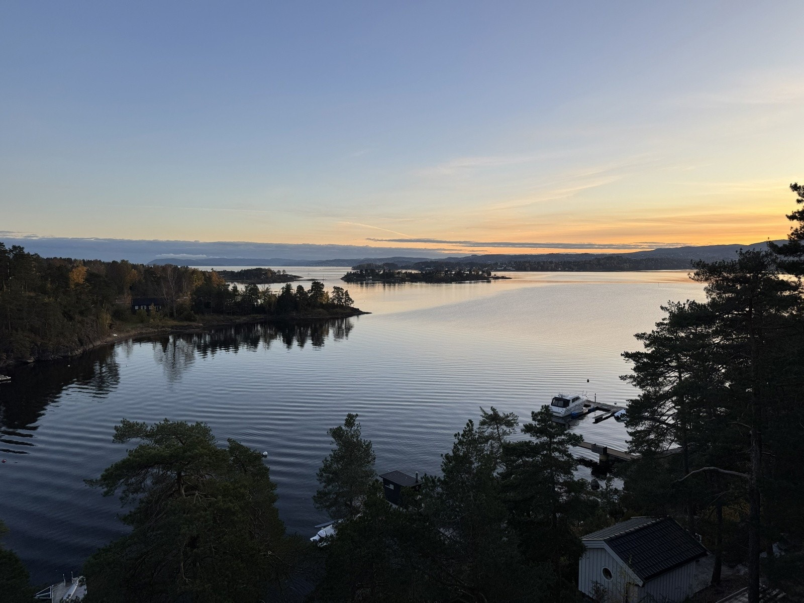 Det er nydelig sjøutsikt fra eiendommen Galleribilde