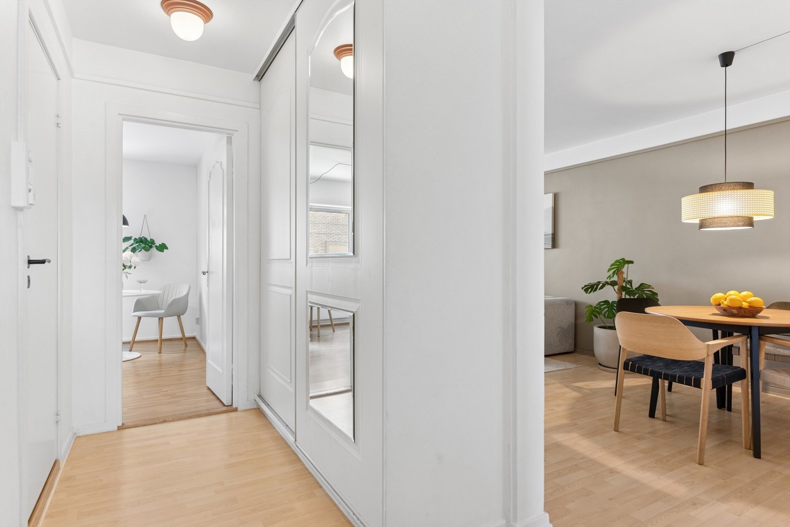 Her ønskes man velkommen inn i en innbydende og romslig gang med speil-/skyvedørsgarderobe. Galleribilde