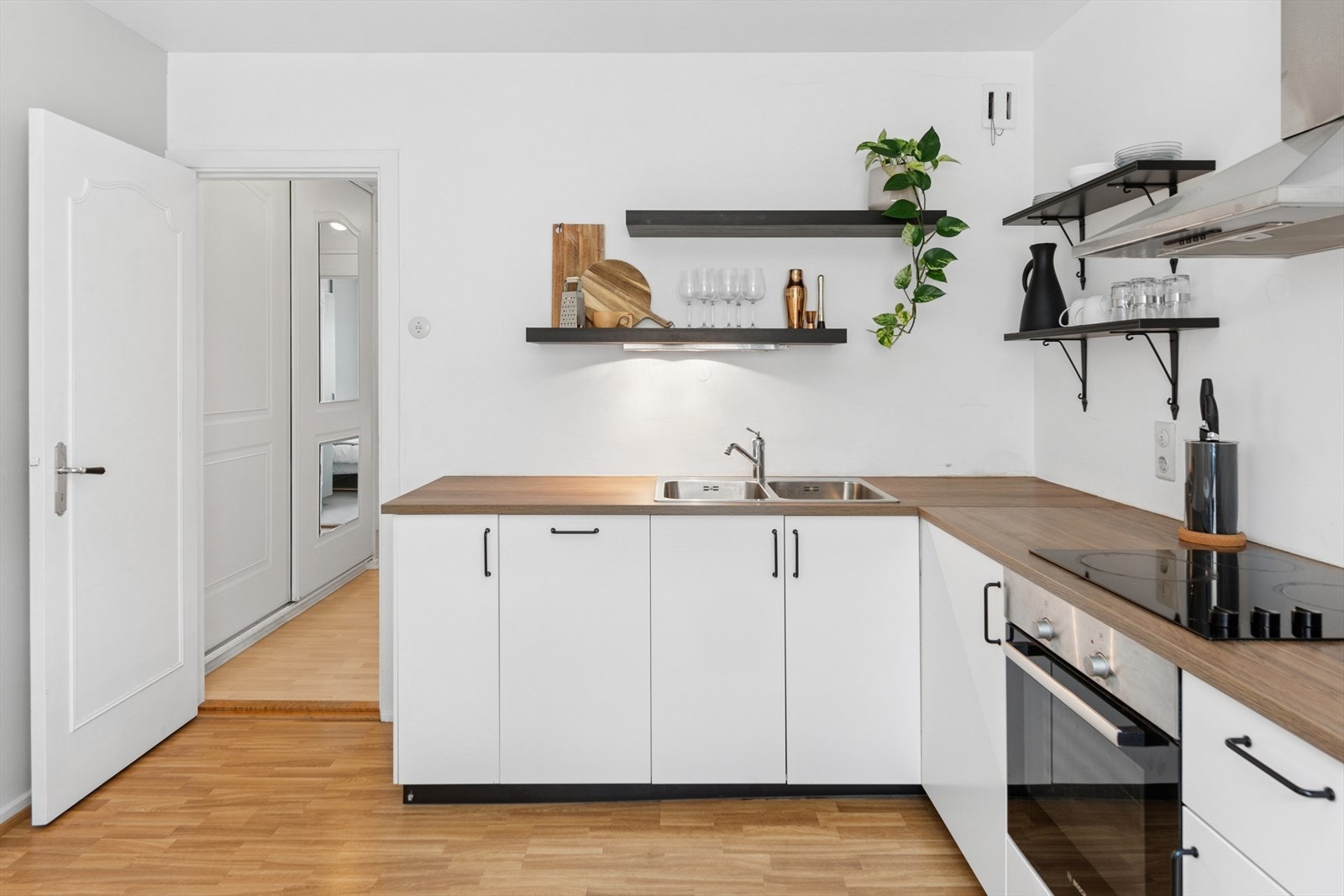 Godt med skap- og benkeplass. Underskap med slette fronter i hvitlakkert utførelse. Galleribilde