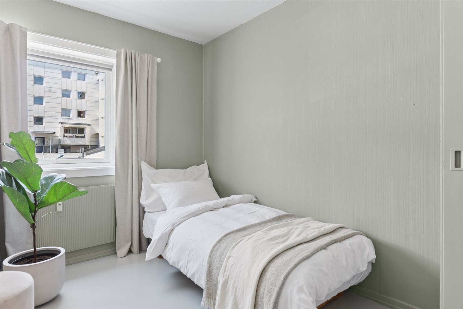 Lyst og trivelig soverom for ro og en god natts søvn. Galleribilde