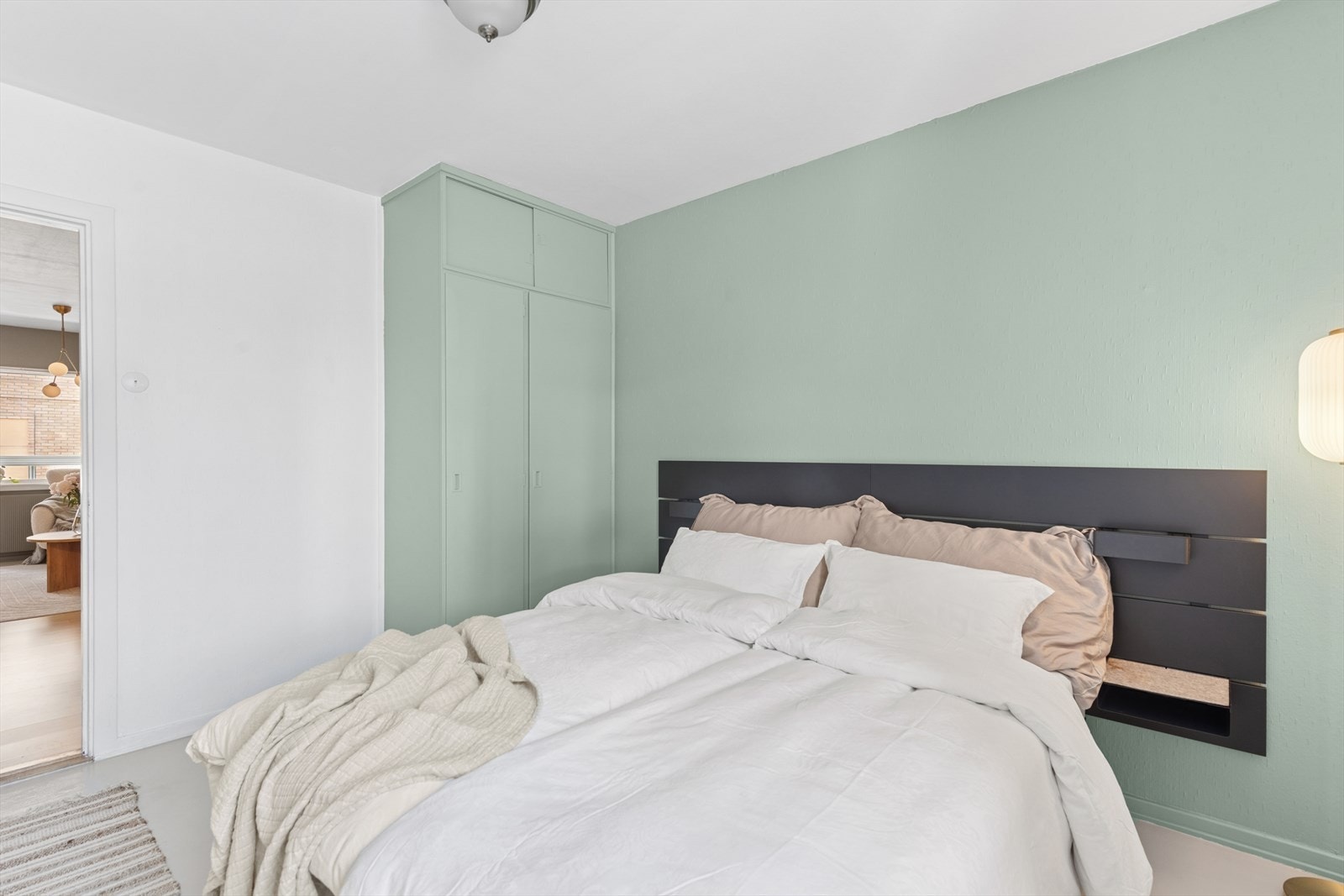 God plass til dobbeltseng og garderobeskap. Galleribilde