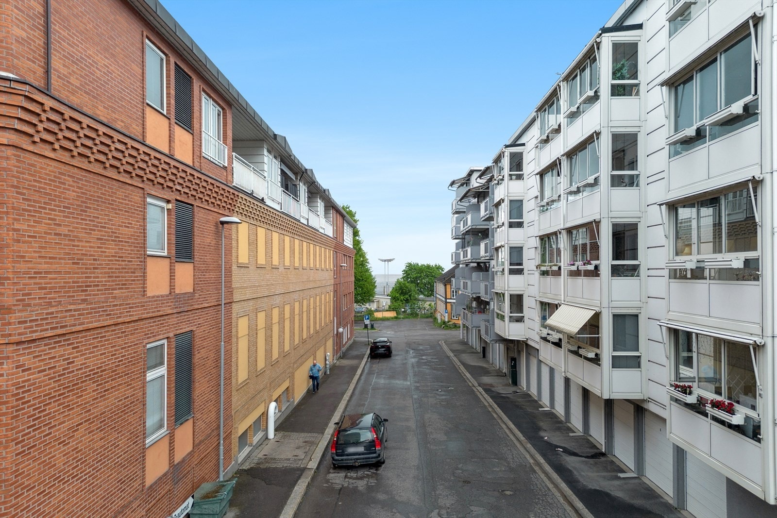 Hamar sentrum har et rikt tilbud av koselige kaféer og restauranter. Mjøsa og Koigen er i kort avstand fra inngangsdøren. Galleribilde