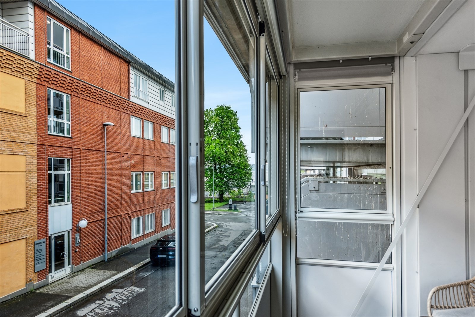 Inn glasset balkong som gir en perfekt kombinasjon av å være både ute og inne uansett vær. Galleribilde