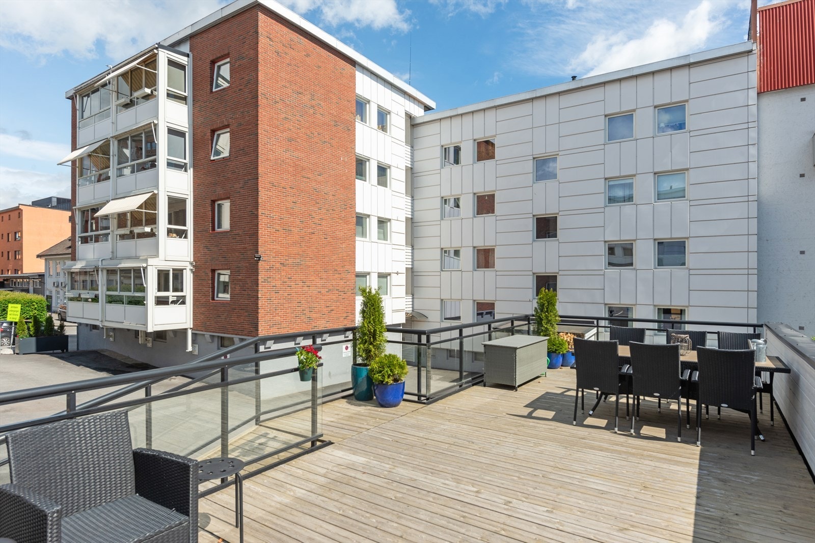 Koselig solterrasse til stor glede på gode og varme sommerdager. Velkommen til hyggelig visning! Galleribilde