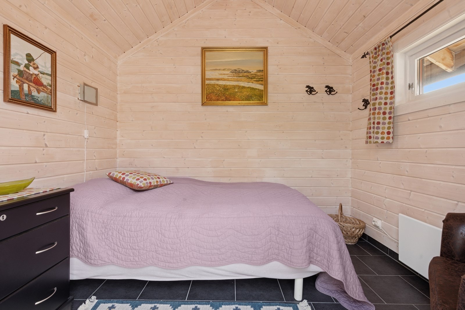 Annekset er todelt. Denne delen er innredet som gjesterom og på andre siden er det bod/verksted med egen inngang. (Nb. ikke godkjent for varig opphold) Galleribilde