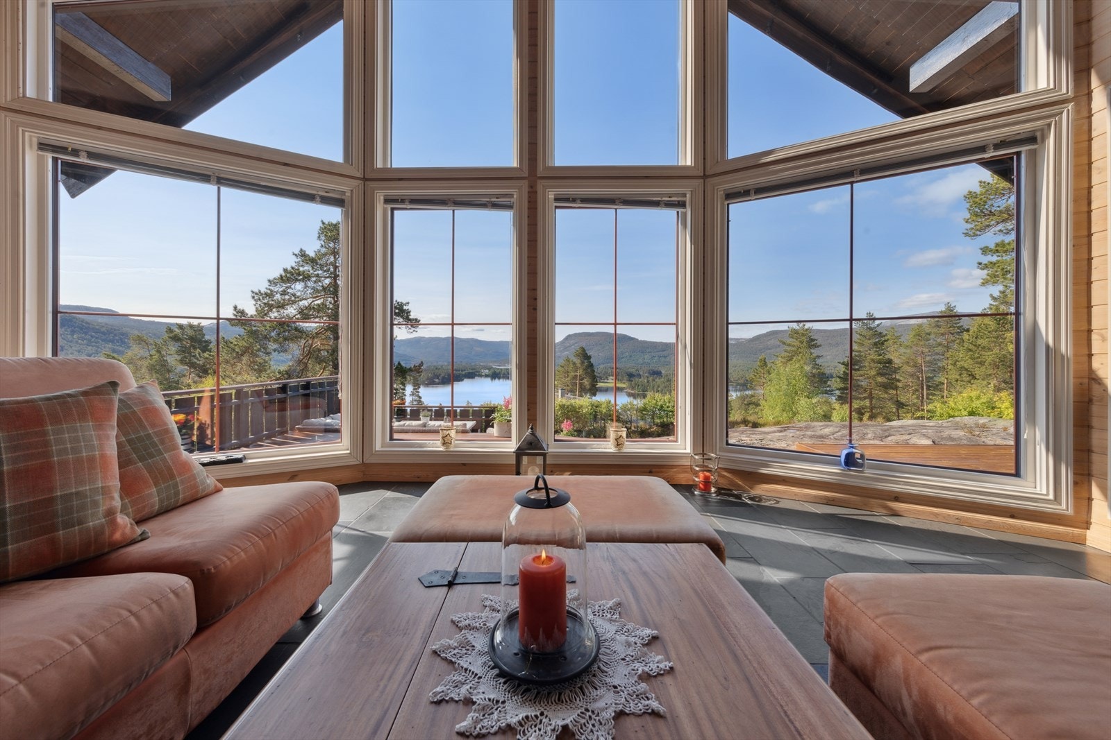 Nyt helgefreden med den nydeligste utsikten mot bl.a. innerste del av Nisser, Hægerfjell og golfbanen på Fossøy! Galleribilde