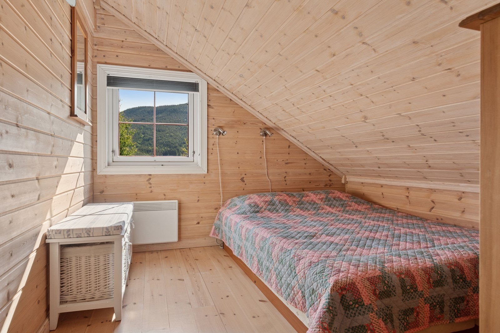 Soverom 2 på hemsen. Sengene og alt interiør du ser på visning, medfølger i handelen. Galleribilde