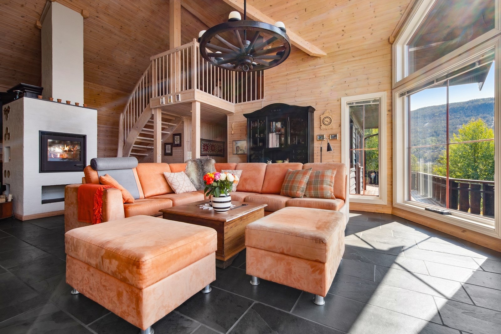 Sosial sone med spiseplass til mange ved kjøkkenet. Galleribilde