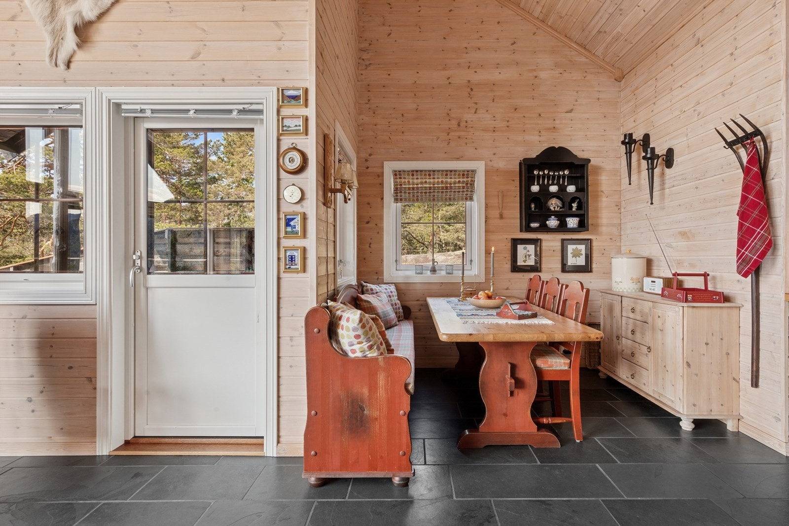 Utgang til terrassen fra kjøkkendelen gjør det enkelt å lage mat på grillen utendørs. Galleribilde