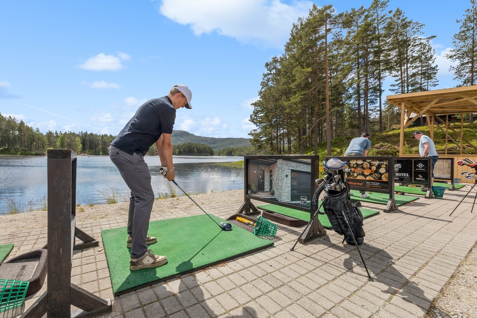 For deg som liker golf, kan Vrådal by på en 9-hulls bane i naturskjønne omgivelser og god mat i kafèen. Galleribilde