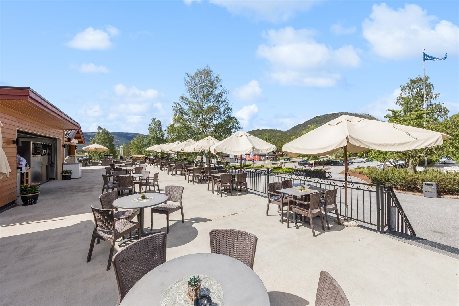 Straand hotell har restaurant og byr på forskjellige typer arrangementer gjennom hele året. Et fint turmål til fots! Galleribilde