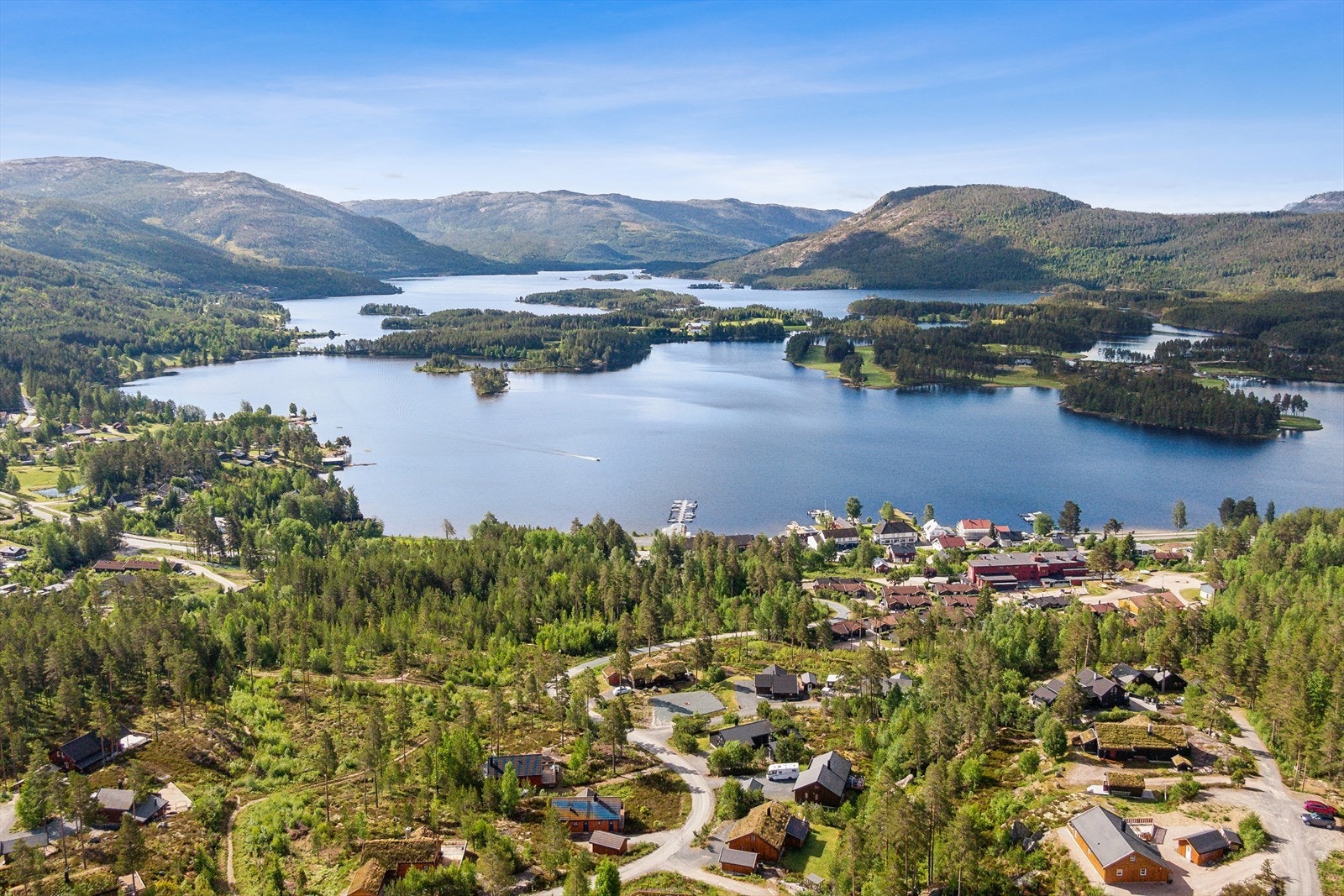 Gangavstand til sentrum av Vrådal, kort kjøretur til golfbanen og alpinanlegget. Vrådal er en helårsdestinasjon med tilbud for både store og små! Galleribilde