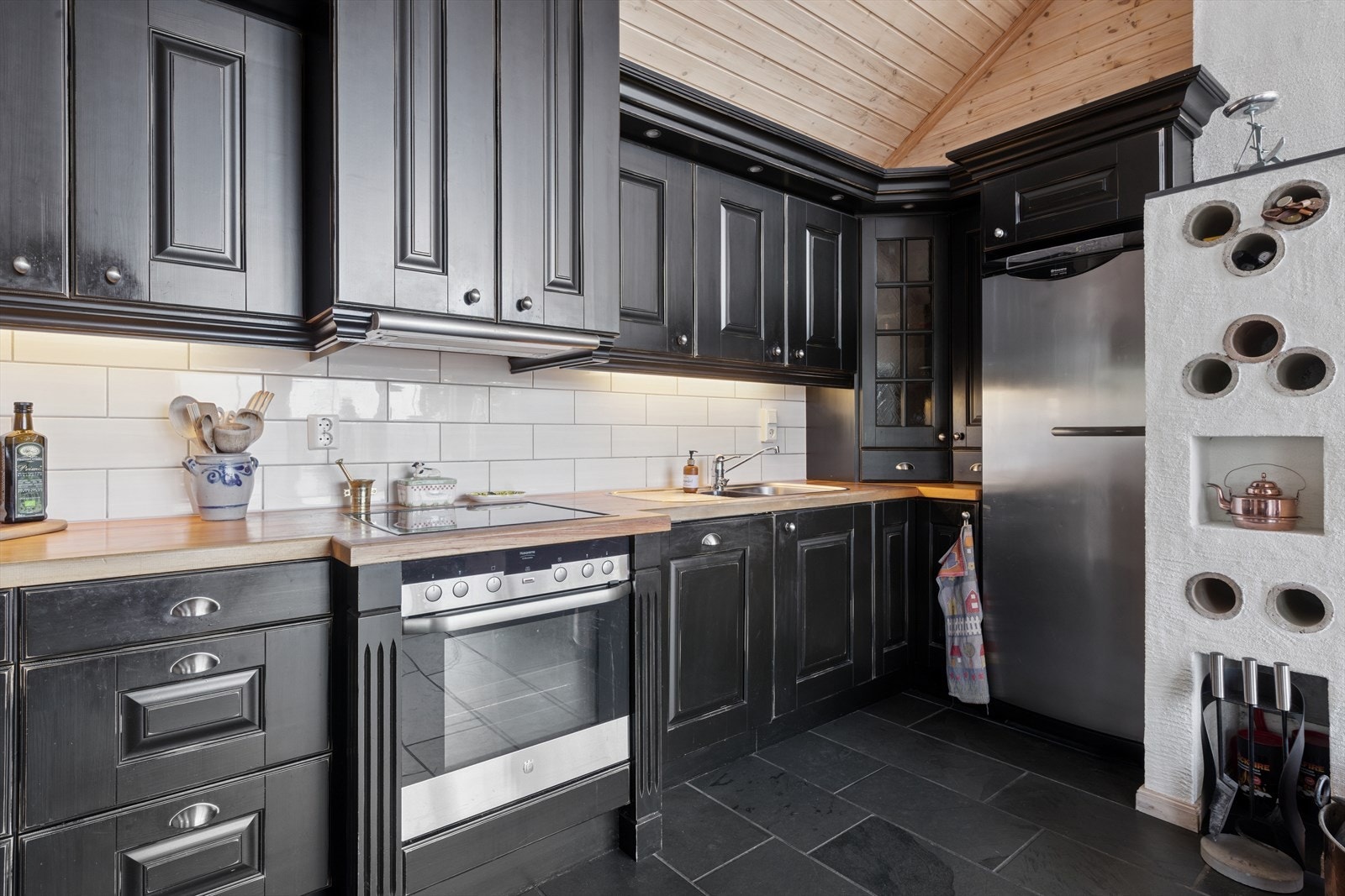 Kjøkkeninnredningen er spesiallaget til denne hytta. Kraftig og tidløs innredning med god arbeidsbenk og godt med skapplass. Galleribilde