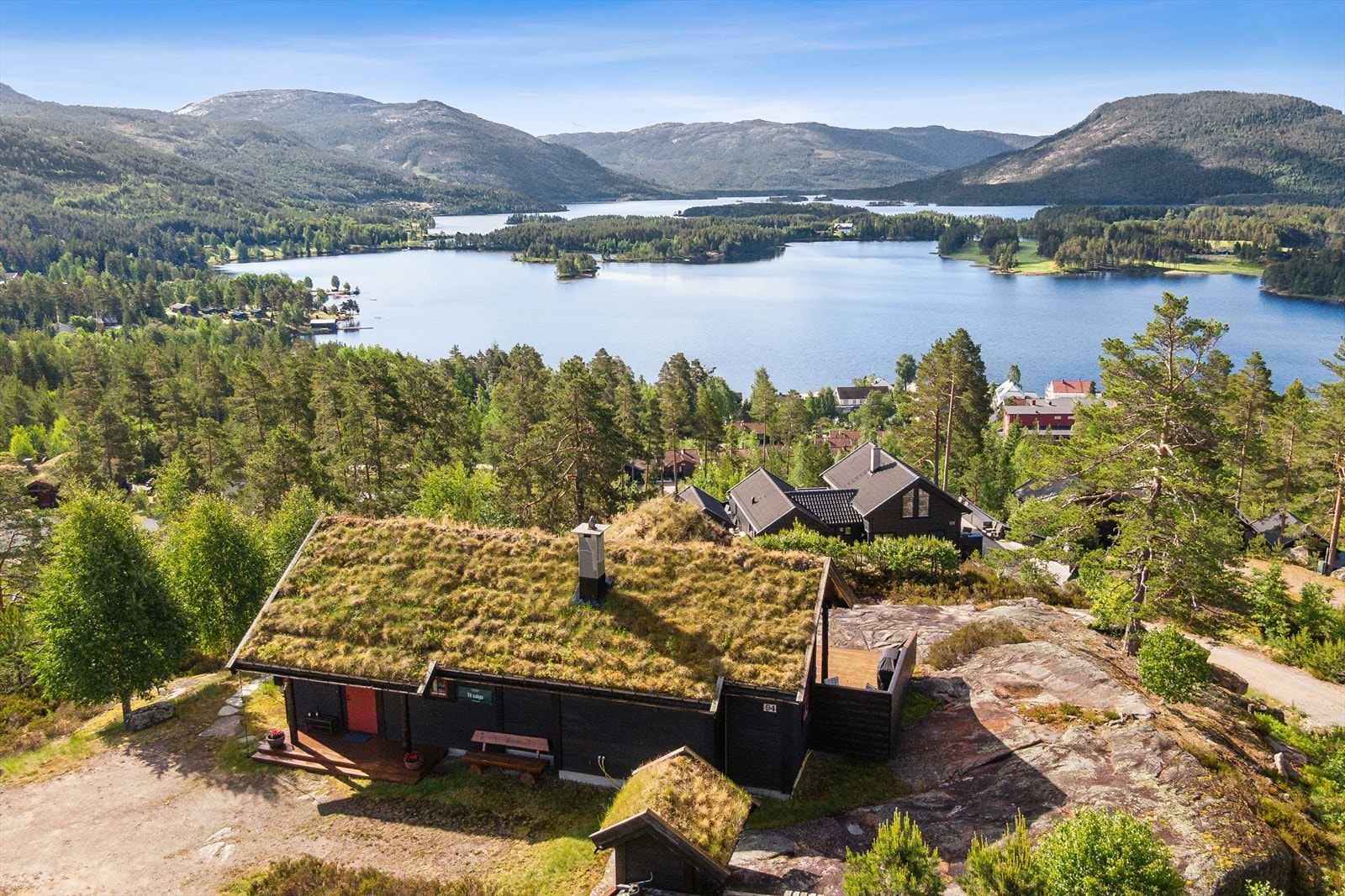 Altså denne utsikten er sjeldent fin. Her nytes livet kun forstyrret av fuglekvitter.... Galleribilde