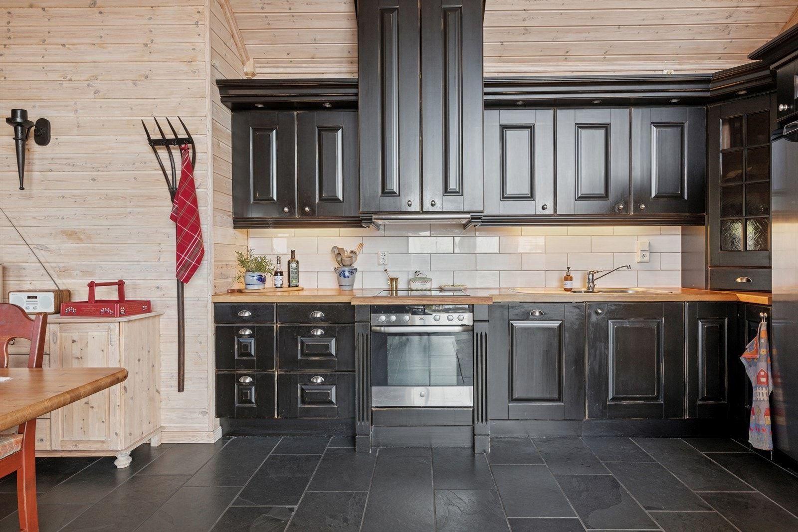 Sort innredning er tidsriktig til fjells nå, og en innredning som neste eier vil ha glede av i tiden fremover. Galleribilde