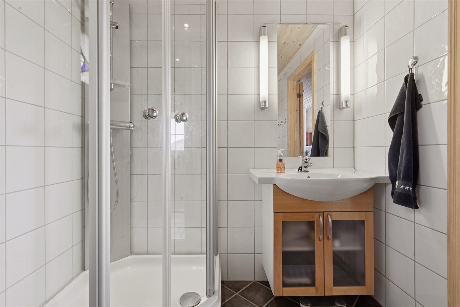 I tillegg til dette badet, er det et separat toalett/vaskerom. Galleribilde