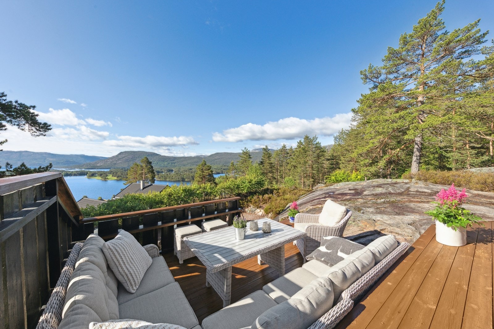 En av flere hyggelige soner ute. Her flytter man seg etter sol og vær! Galleribilde