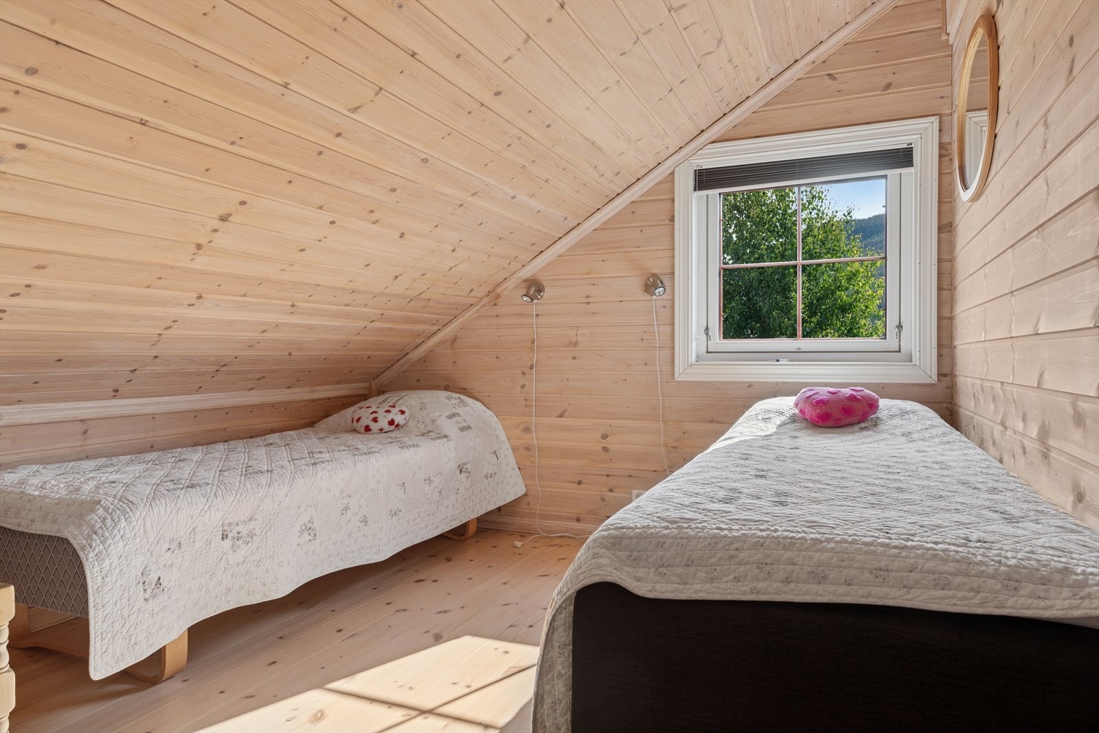 Ett av to soverom på hemsen. Rommene har hvittet panel på veggene og lunt tregulv. Galleribilde