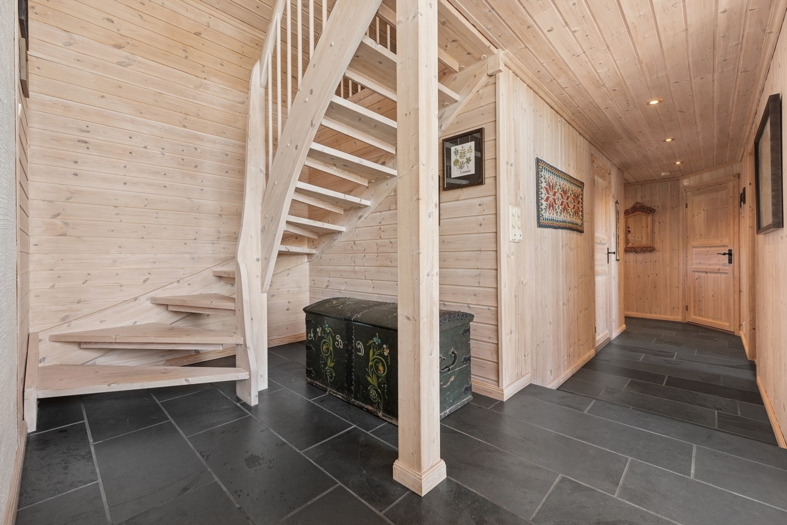 Denne fritidseiendommen er perfekt for en stor familie eller de som elsker å ha med seg gjester for en hyggelig stund i naturskjønne omgivelser. Galleribilde