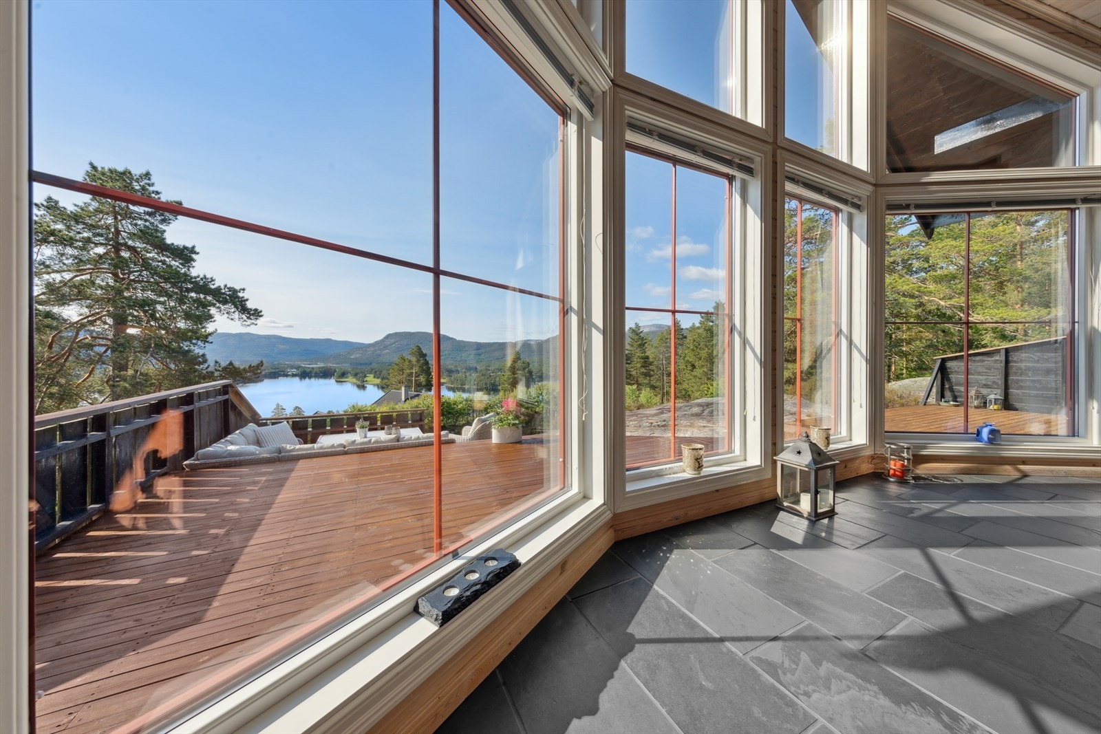 I tillegg til all plassen denne hytta kan by på inne, er det hele 86 kvm med terrasse i flere nivåer ute. Her er det sol fra morgen til kveld og du finner le når været gir behov for det. Galleribilde