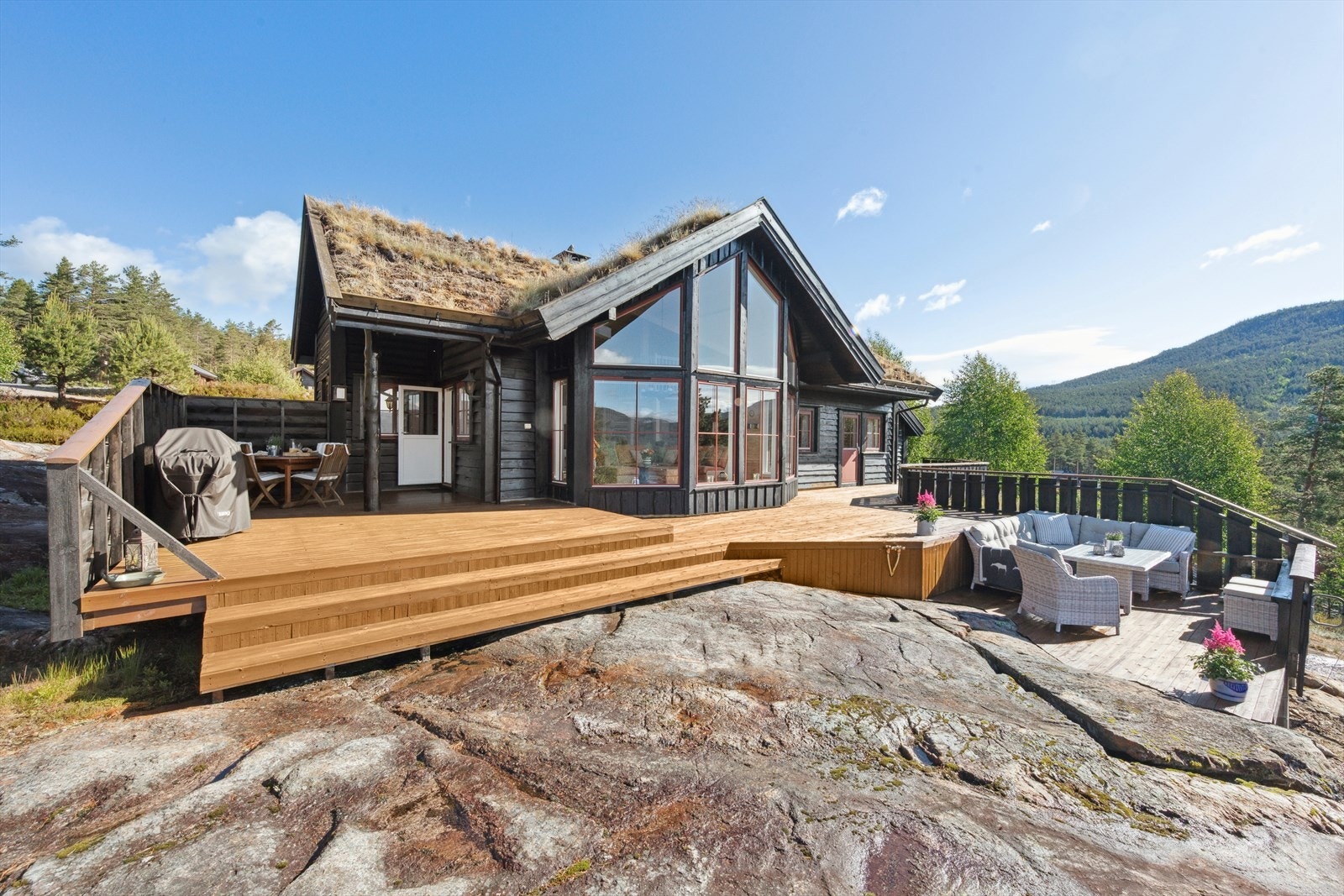 Stor isolert utebod med adkomst fra terrassen til høyre i bilde. Her er står det ekstra kjøleskap og ekstra fryseskap mm. Galleribilde