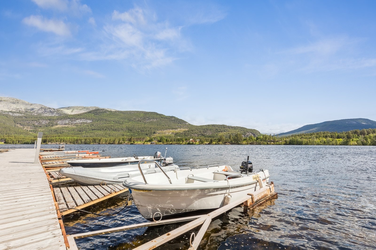 Det er gangavstand ned til brygga i sentrum av Vrådal. Nisser byr på flotte strender og øde perler. Galleribilde