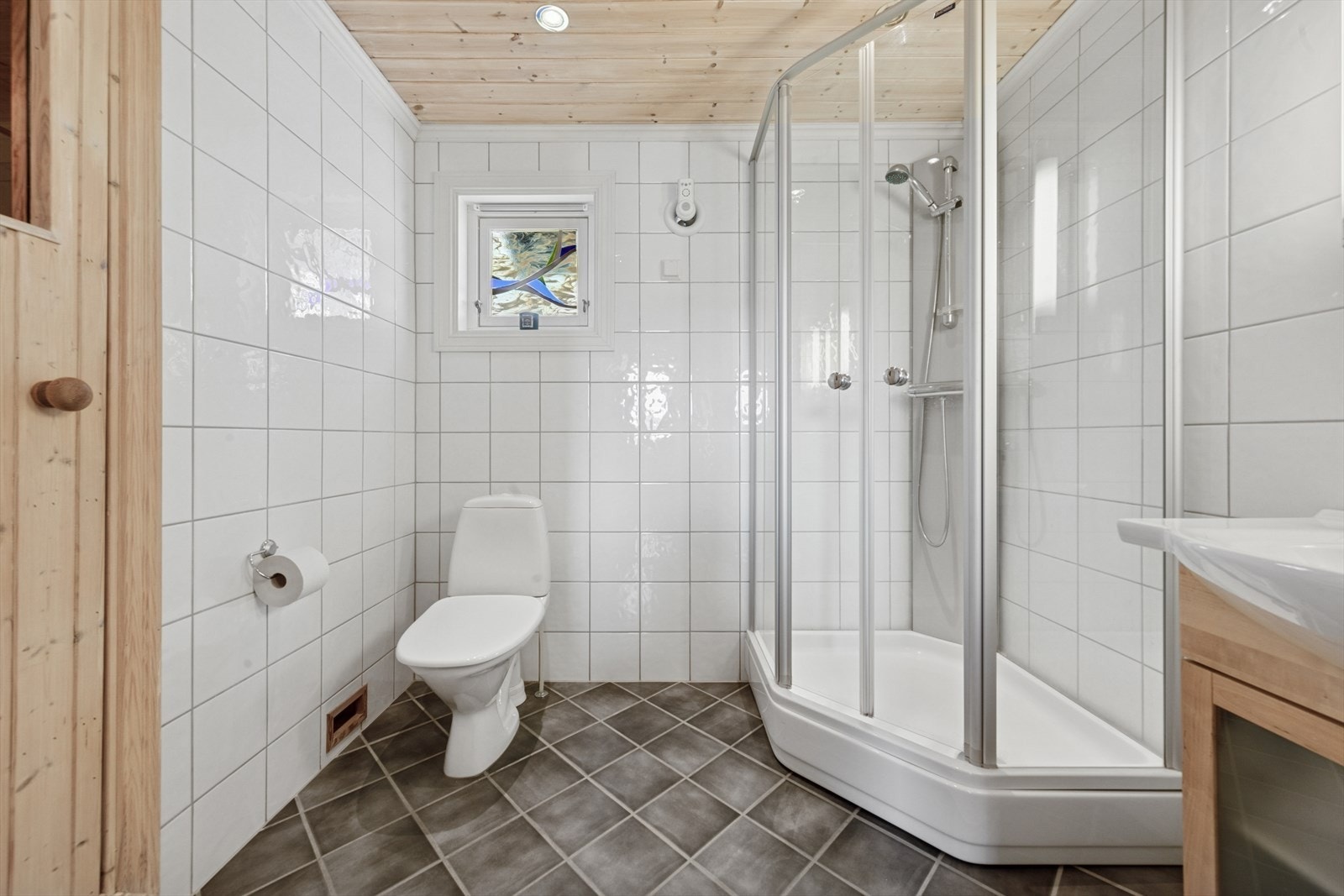 Legg merke til kunstglasset på vinduet. Glasset er designet av en lokal kunstner. Galleribilde