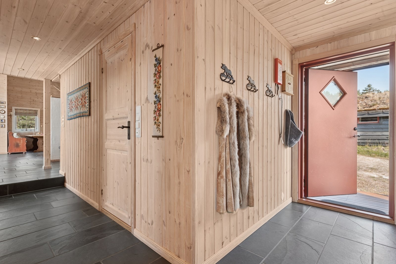Det første som møter deg er en romslig og lun gang med gode oppbevaringsmuligheter for sko og yttertøy. Galleribilde
