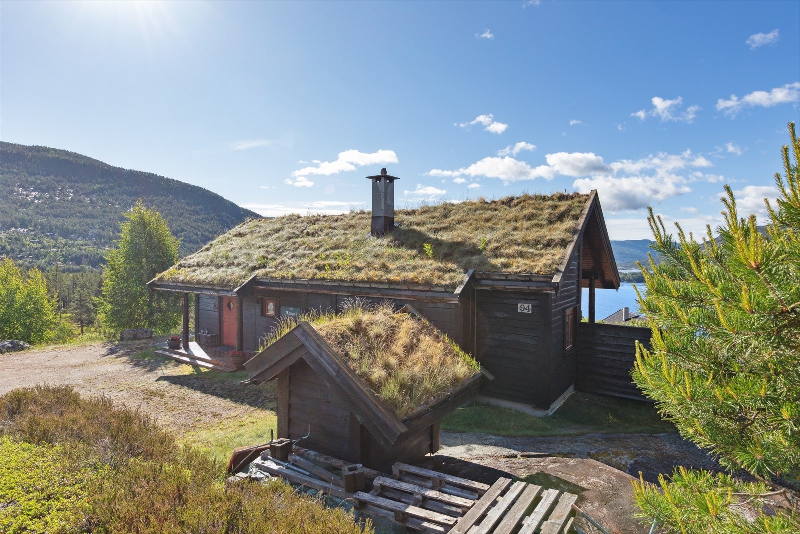 Vedskjulet er designet slik at traktoren som kommer med ved, får levert lasten direkte inn. Galleribilde