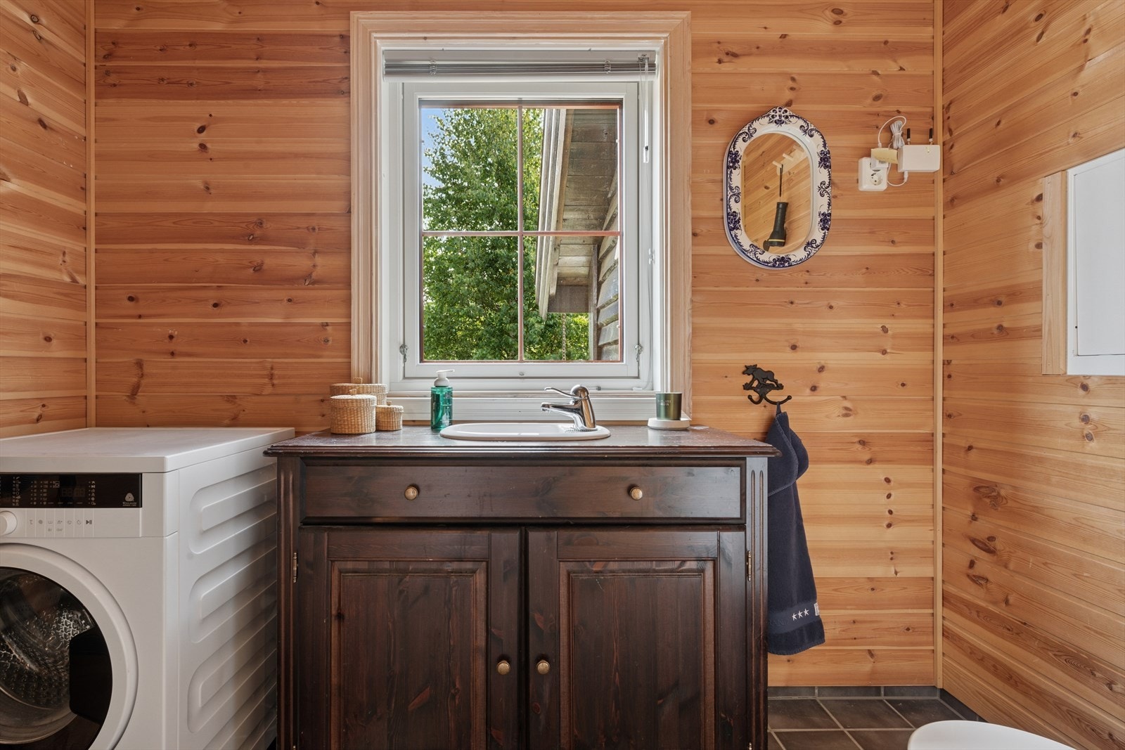 Når hytta fylles opp av venner og familie, er det godt å ha to toaletter. Dette rommet fungere også som vaskerom. Galleribilde