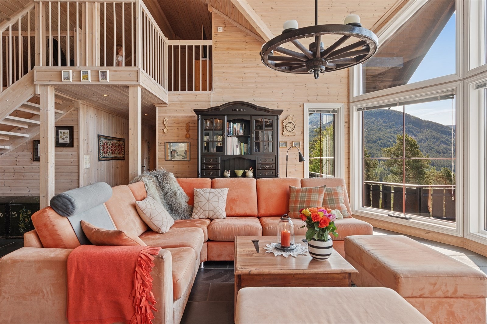 Trappen opp fører til TV- stuen og to soverom. Galleribilde