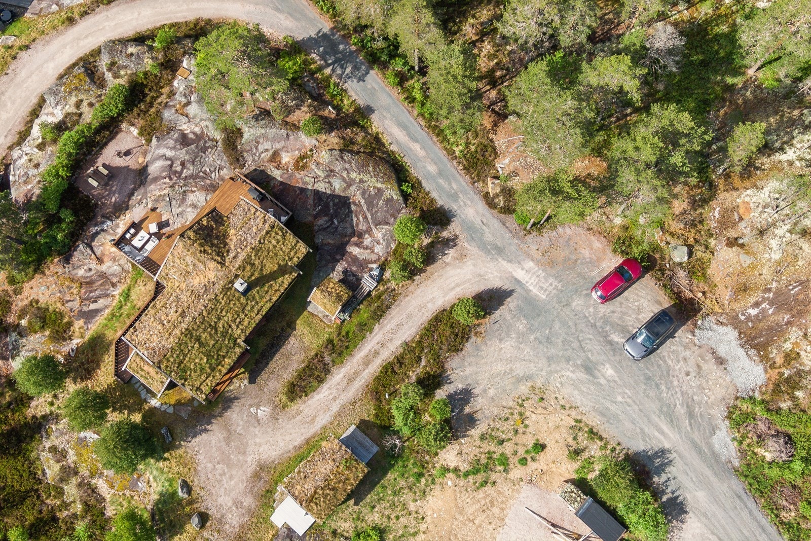 Veien til høyre er blindvei, og sjeldent trafikk på. Gruset parkering er felles og som du ser, er det nok av parkeringsmuligheter på egen gårdsplass. Her får du plass til mange biler. Galleribilde