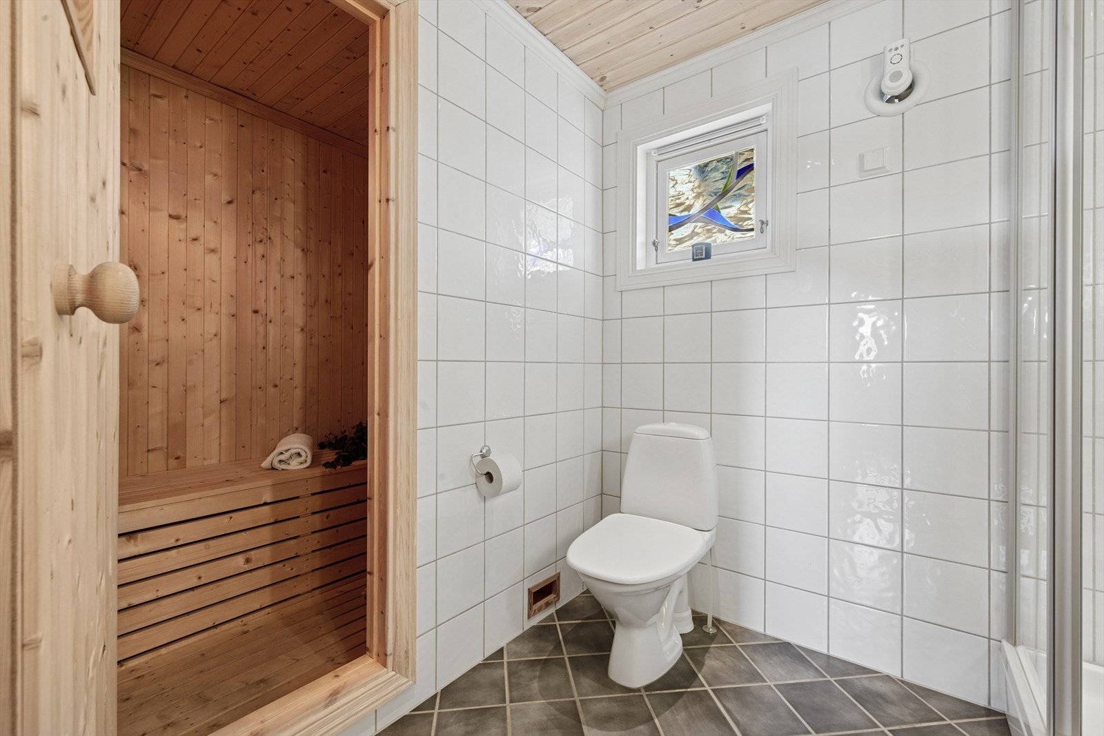 Flislagt bad av god størrelse med varme i gulvet og badstu innenfor som du kan nyte på kalde dager! Galleribilde