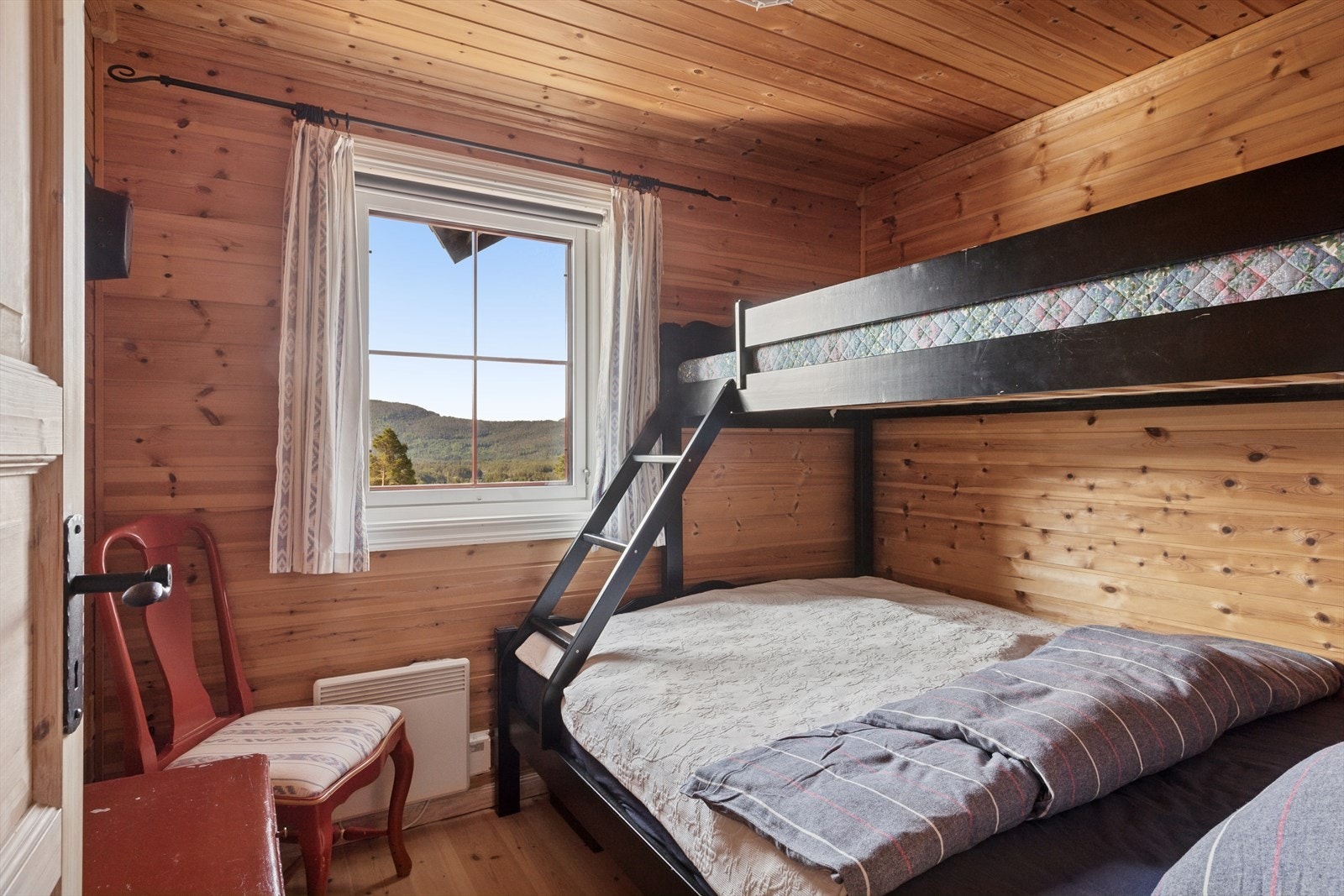 Det er totalt 4 soverom i denne flotte hytta. To i 1. etg. og to på hemsen. Halve annekset er innredet som et soverom (men ikke godkjent til varig opphold). Galleribilde