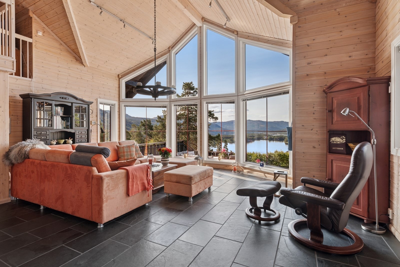 Denne hytta er kanskje finere enn hjemme? Husets hjerte må være stuedelen med panoramautsikt og den gode takhøyden. Galleribilde