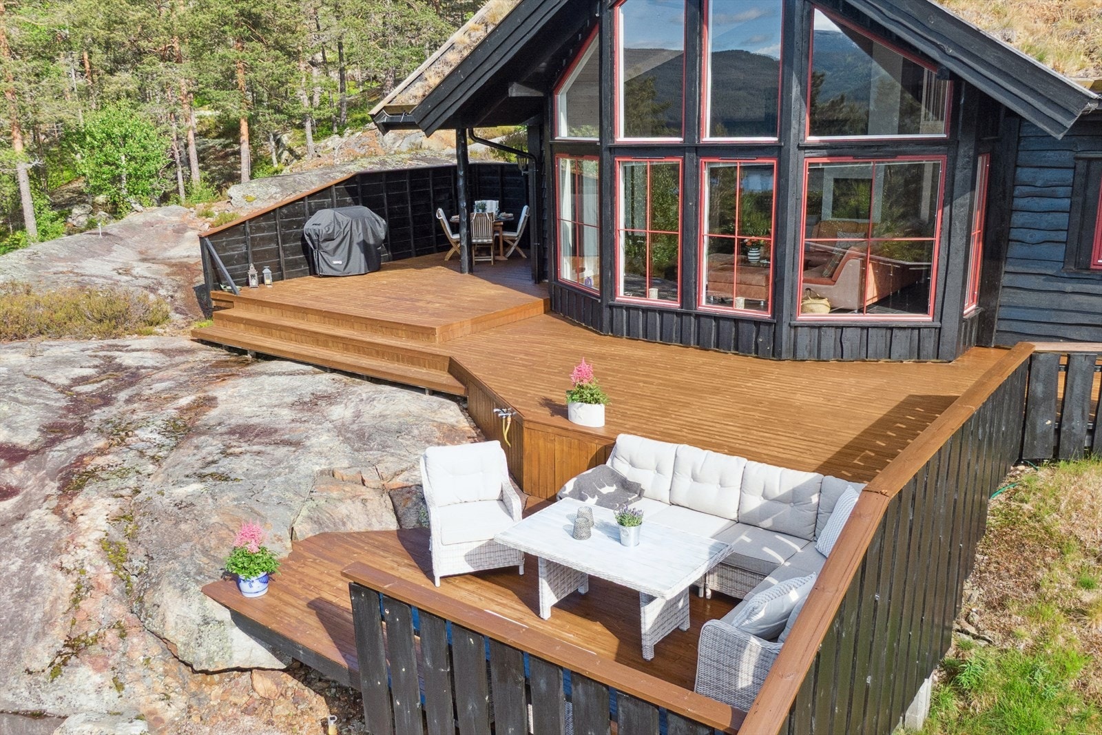 Uteområde med flere fine oppholdssoner - der salongen står nå, er det også mulig å sette en jacuzzi. Vann og strøm ligger klart. Galleribilde