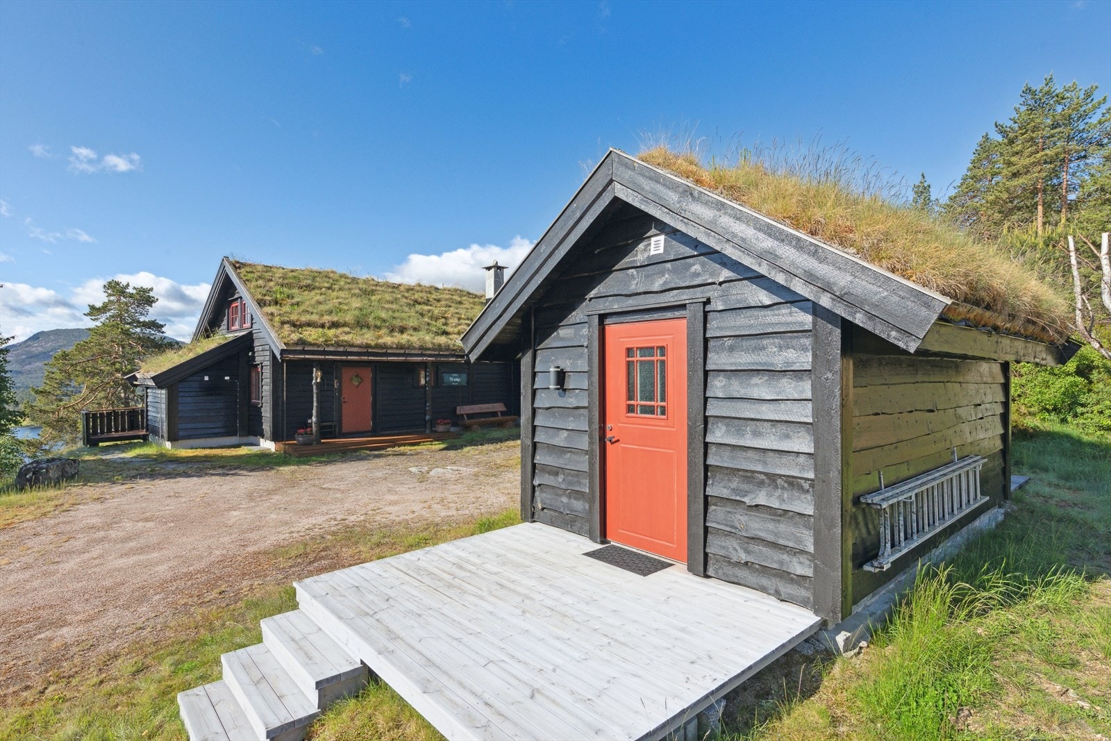 Halve annekset er innredet som en verkstedbod - supert sted når skiene skal smører. På den andre siden er det innredet et rom. Galleribilde