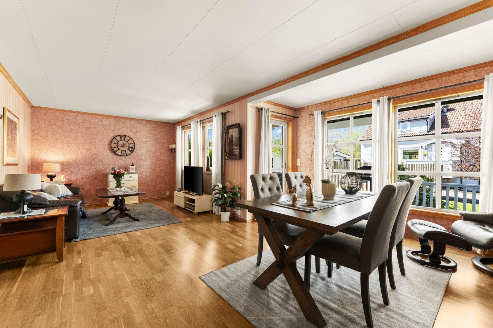 Stuen har pipeløp som gir mulighet for installasjon av ildsted, noe som kan skape ekstra varme og hyggelig atmosfære i hjemmet. Galleribilde