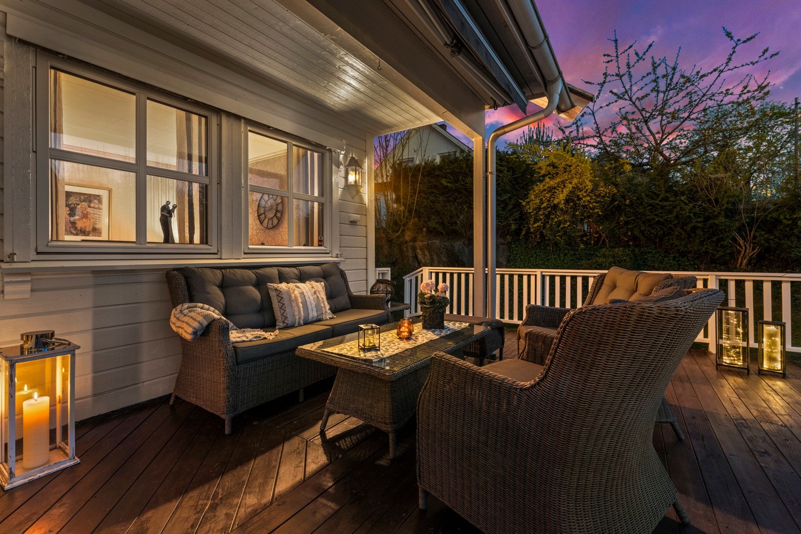 Halvpart av vertikaldelt tomannsbolig med solrik, vestvendt terrasse og hyggelig hageparti - perfekt for avslappende ettermiddager og sosiale sammenkomster. Galleribilde