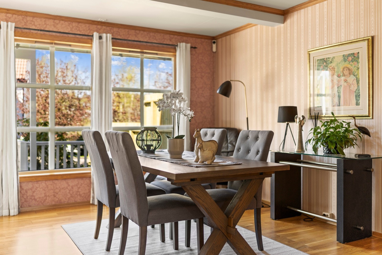 Store vindusflater slipper inn rikelig med dagslys og skaper en lys og luftig atmosfære. Galleribilde