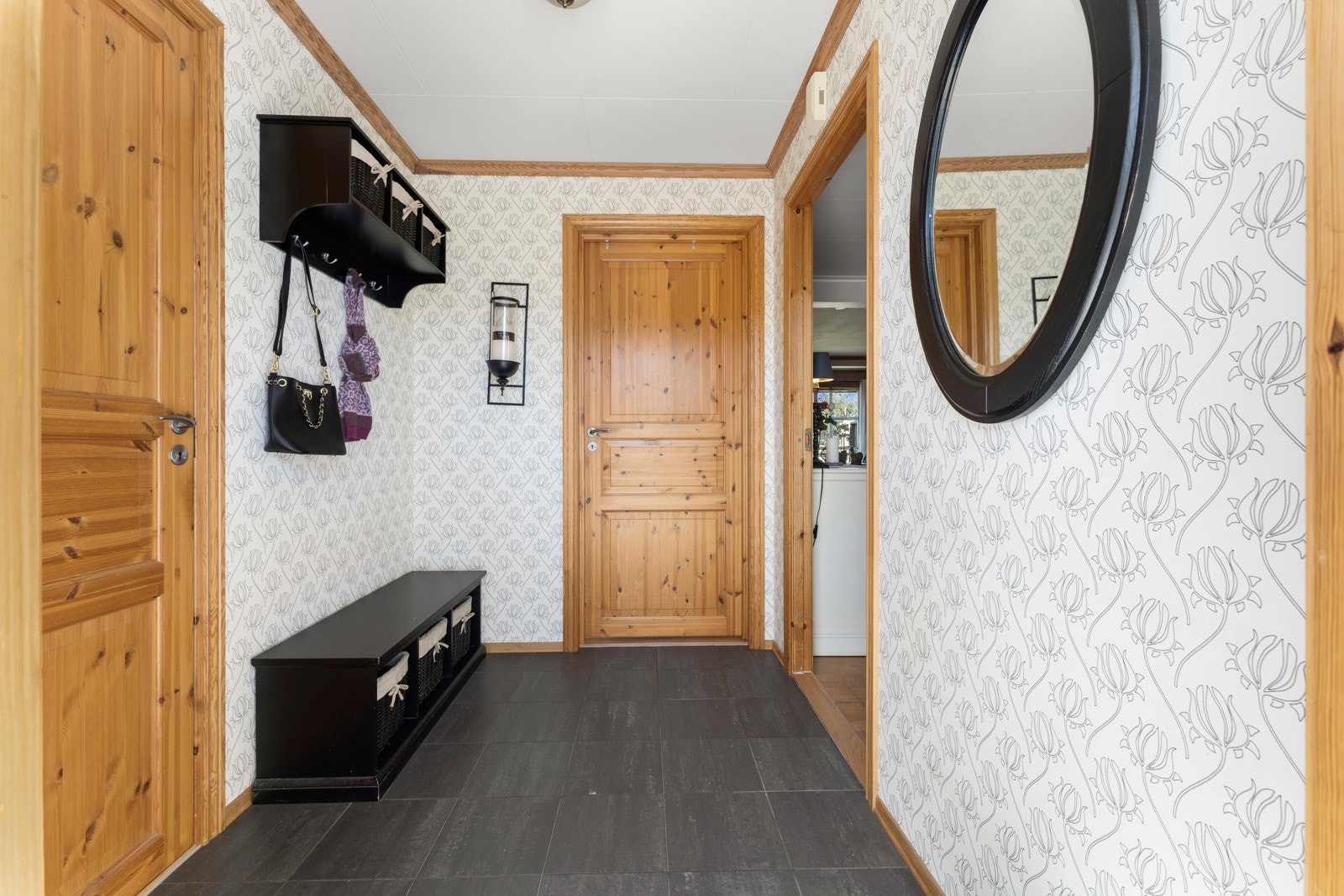 Lys og romslig entré med god plass til sko og yttertøy, og mulighet for praktiske oppbevaringsløsninger som bidrar til et ryddig førsteinntrykk. Galleribilde