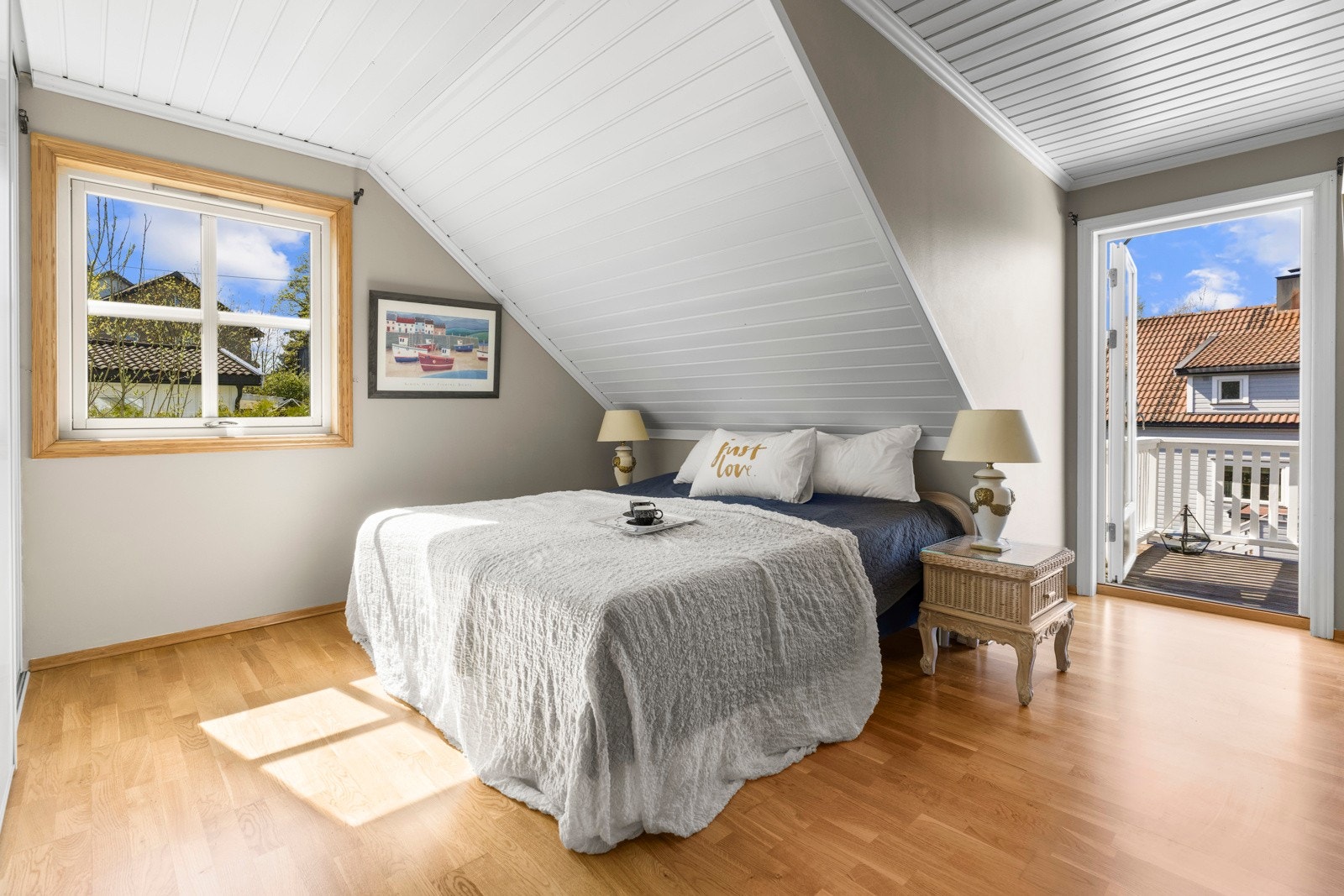 Lyst og romslig hovedsoverom med god plass til dobbeltseng, garderobeløsning og øvrig møblement. Store vindusflater slipper inn rikelig med dagslys, og rommets utforming gir en behagelig og avslappende atmosfære - perfekt for rolige netter og late morgene Galleribilde