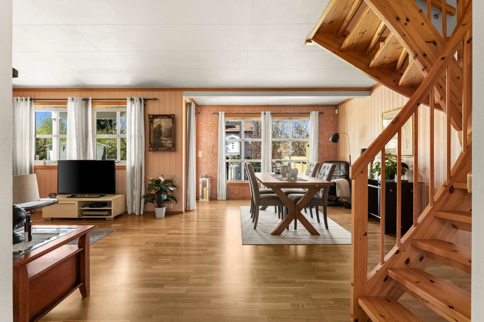 Innbydende stue med naturlig flyt mellom spiseplass og sofadel - perfekt for både hverdag og gjester. Galleribilde