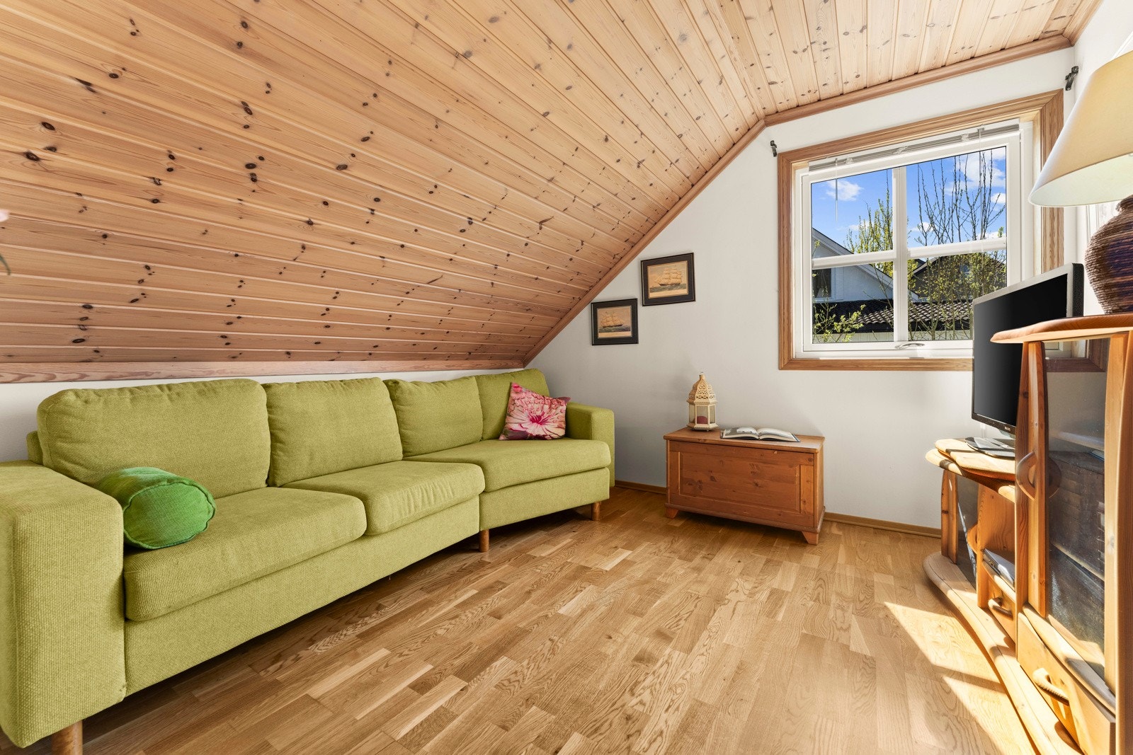 Soverom 2: Lyst rom som passer perfekt som barnerom, gjesterom eller hjemmekontor. Galleribilde