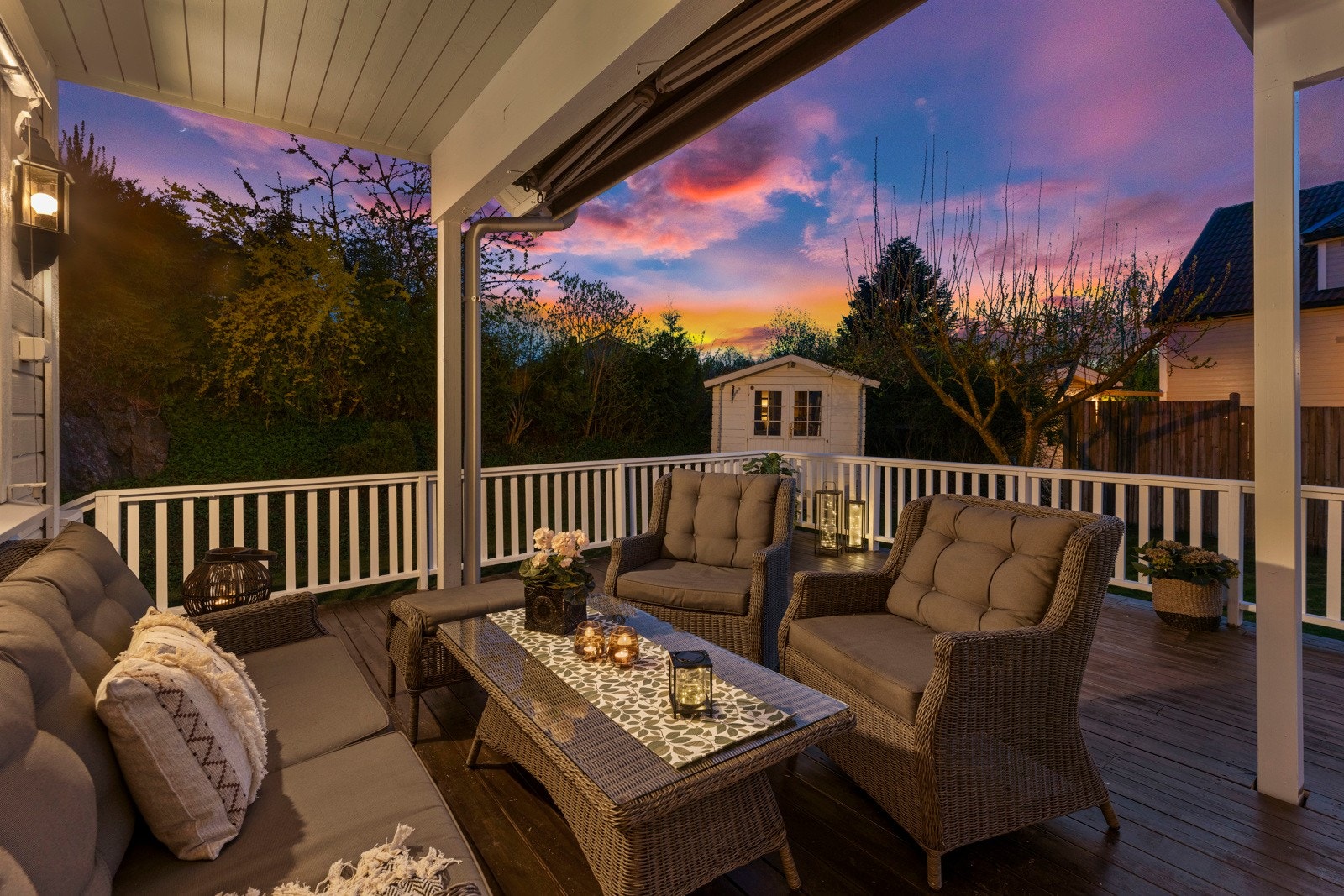 Stemningsfull uteplass med god plass til sittegruppe - perfekt for sene sommerkvelder og hyggelige stunder med familie og venner. Galleribilde