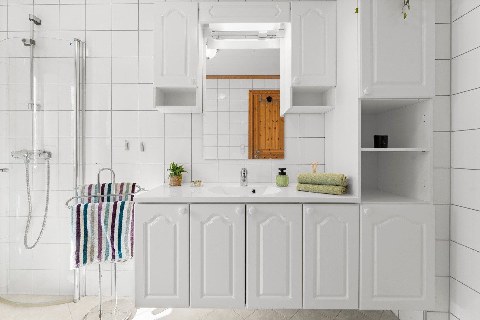 Flislagt bad med varmekabler - en funksjonell kombinasjon av velvære og hverdagskomfort. Galleribilde