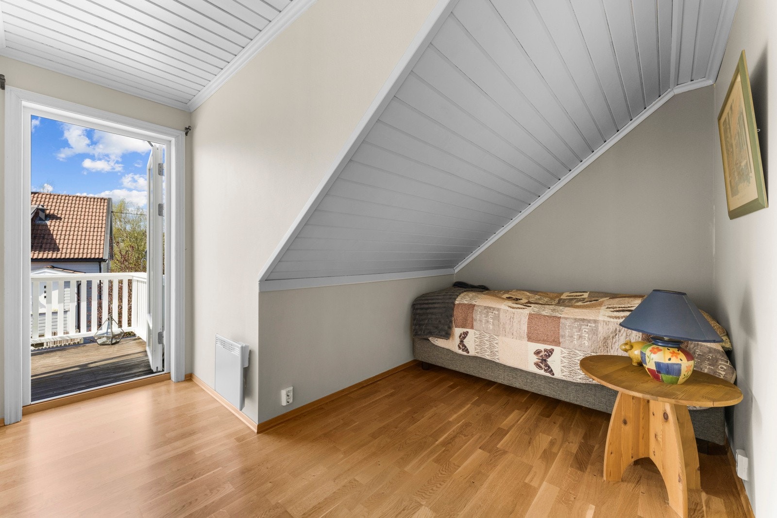 Soverom 3: Lyst soverom med utgang til vestvendt, solrik balkong som deles med hovedsoverommet - perfekt for å nyte ettermiddagssolen. Galleribilde