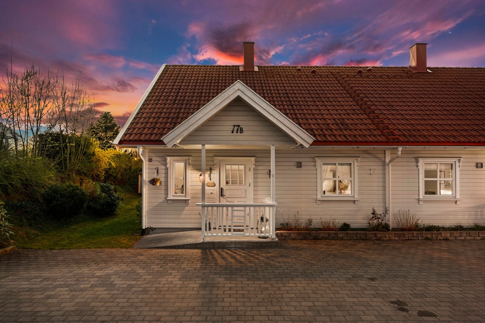 Boligen har en innbydende frontfasade med stor gårdsplass som gir rikelig med parkeringsmuligheter for flere biler, samt enkel adkomst til inngangsparti og hage. Galleribilde