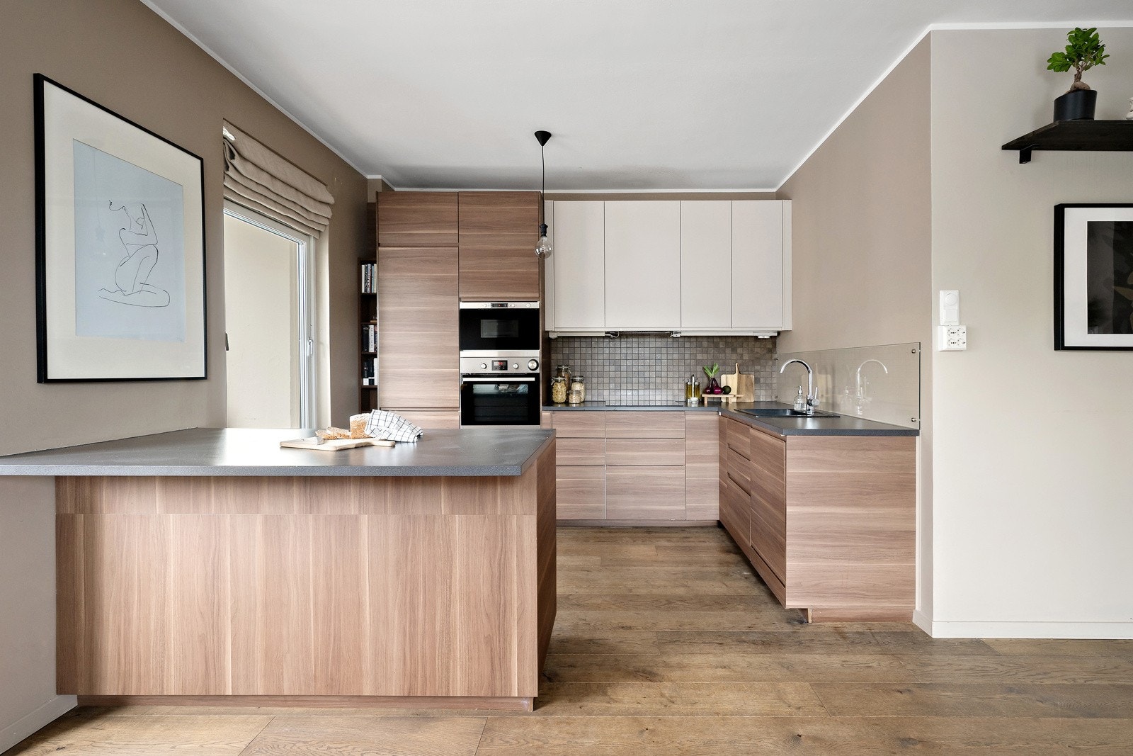 Leiligheten har lys hjørnebeliggenhet, og har blitt oppgradert i senere år. Galleribilde