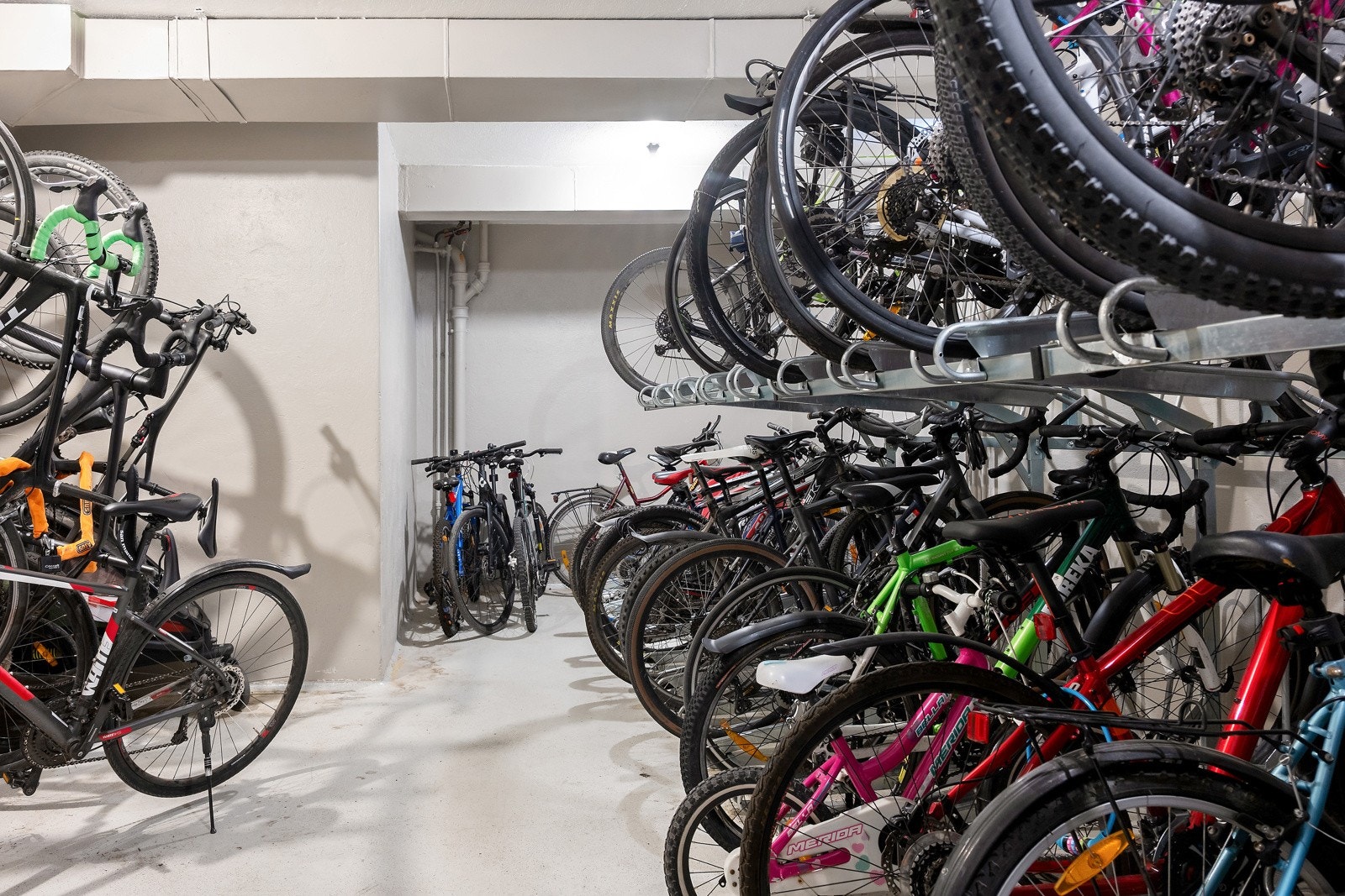 Felles sykkelparkering i kjeller. Galleribilde